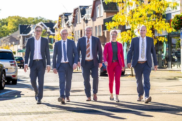 College B&W loopt door de straat. Van links naar rechts: Mike Hacking, Jan Schipper, Jan Zwiers, Rieja Raven, Rico Schans