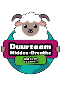 Logo Duurzaam Midden-Drenthe. Het schaap Ovis houdt een bordje vast met daarop 'Duurzaam Midden-Drenthe'. Daaronder nog een bordje met de tekst 'Dat doen we samen'.
